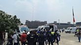 Estudiantes de Ayotzinapa asaltan el Palacio Nacional en una protesta que se salda con 26 policías heridos