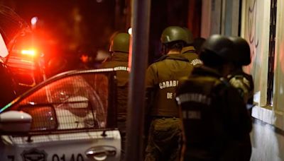 Ataque de turba a carabineros en Puente Alto: fijan prisión preventiva para dos de los involucrados - La Tercera