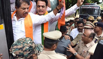 BJP leaders Ashok and Ashwath Narayan reach protest venue in vegetable van