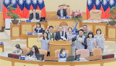 勸進侯友宜爭取國民黨主席 綠議員送斬妖除魔劍、照妖鏡