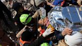 【土國強震】土耳其老婦受困177小時後獲救 兒子狂喜