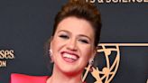 Kelly Clarkson Shows Off Toned Figure on Red Carpet in Classy Red Gown