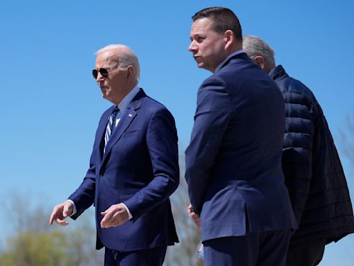 Biden festeja fábricas de chips; votantes esperan inicio de producción prometida