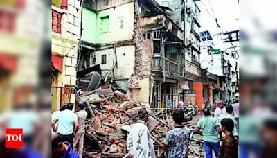 House collapses, 2 women rescued | Vadodara News - Times of India