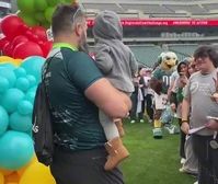 Jason Kelce lleva a su hija, Bennett, a conocer a Swoop - MARCA USA