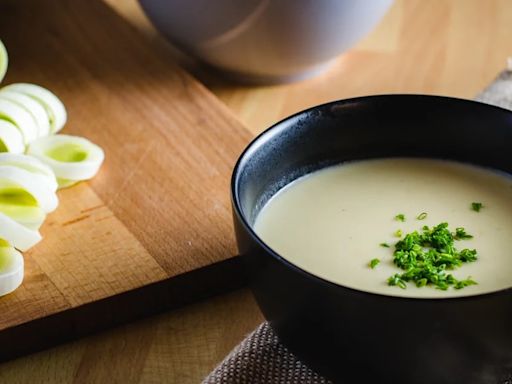 Receta de vichyssoise, la sopa fría francesa que es perfecta para una cena ligera de verano