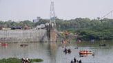 Buscan a desaparecidos tras derrumbe de puente en la India