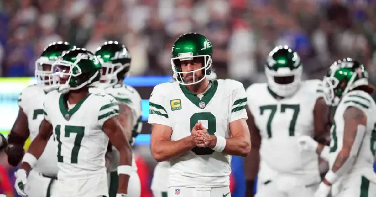 WATCH: Aaron Rodgers, Garrett Wilson Connect at Start of Jets OTAs