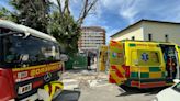 Muere un trabajador en Madrid al caerle encima una máquina retroexcavadora - ELMUNDOTV