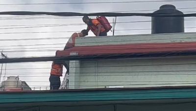 Sube a checar el agua de su tinaco, pierde el equilibrio y cae en la Benito Juárez