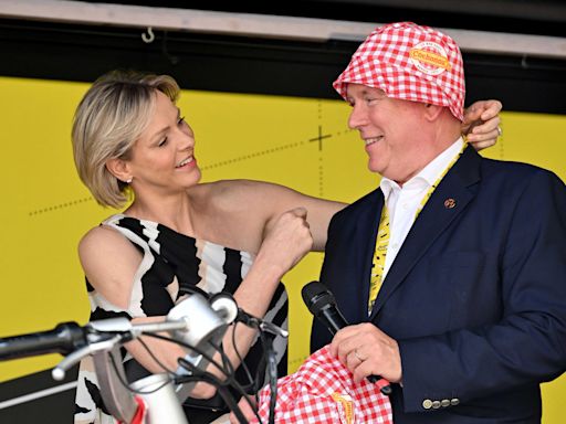 Le prince Albert enfile son bob Cochounou sur le Tour de France, Charlène hilare