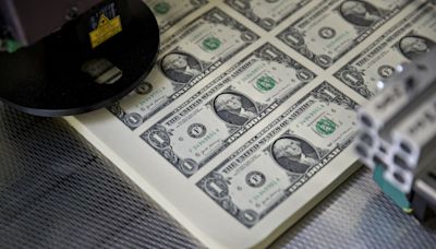 Dólar hoje fecha em alta após surpresa com PIB e inflação dos EUA