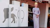 Una fantasmagórica película en el Festival de Venecia ofrece una doble dosis de Tilda Swinton