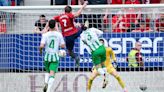 Los elogios de los jugadores del Betis a Miranda tras la acción con Moncayola: "¡Grande! Te la jugaste por tu equipo"