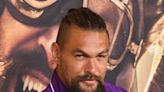 ¡Jason Momoa vuelve a dejar su trasero al aire libre! Ya no le gusta llevar ropa interior