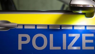 Mann wegen Straftaten gesucht - 21-jähriger Afghane zieht sich vor Teenagern aus - und wird laufen gelassen