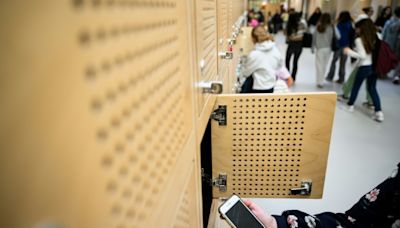 ¿Y si los alumnos dejan los celulares fuera del aula? Francia prueba la "pausa digital"