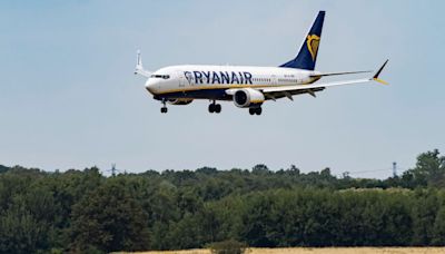 Flugverkehr auf Ibiza lahmgelegt - Passagier droht mit Bombe an Bord, Ryanair-Piloten leiten Notlandung ein