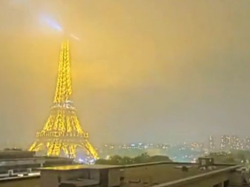 Un rayo impacta sobre la Torre Eiffel durante las fuertes tormentas en Francia - ELMUNDOTV