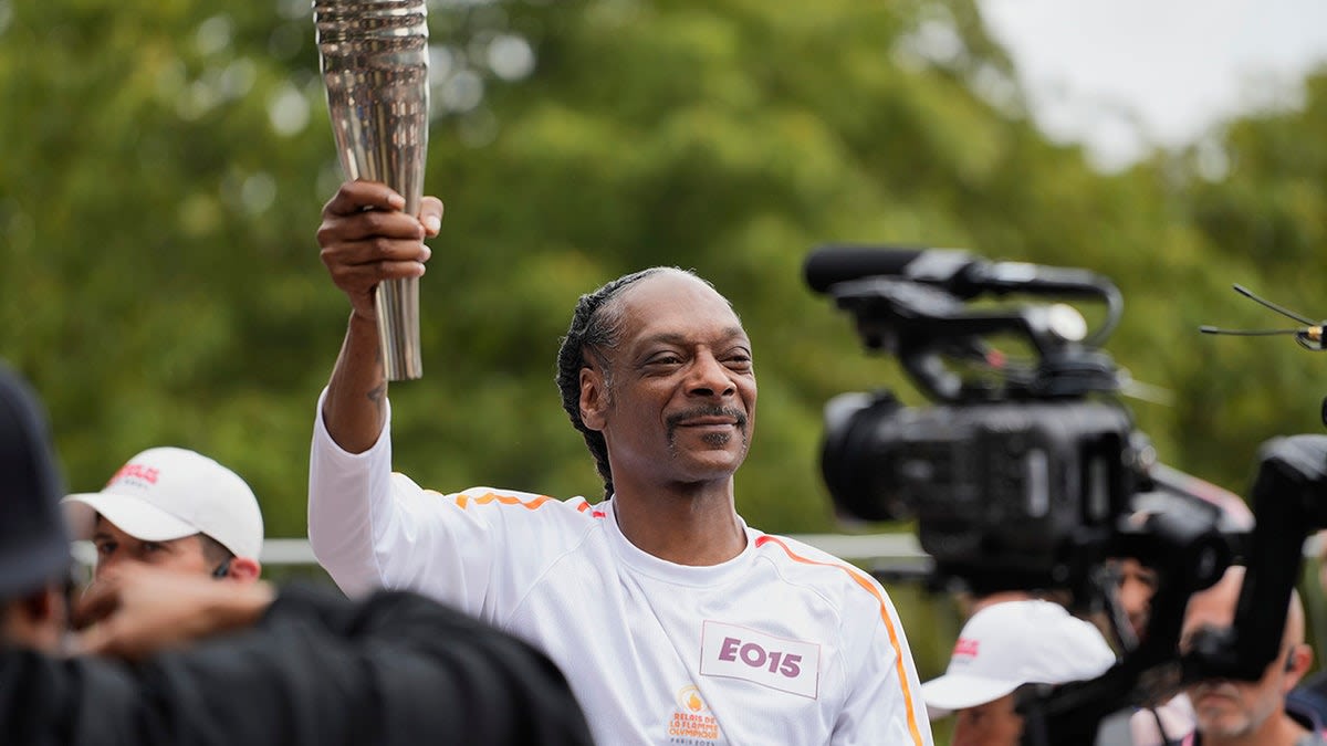 Snoop Dogg celebrates with US swimmer's wife during gold medal race in heartwarming moment