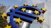 La gran escultura azul del euro está en venta porque es muy cara de mantener