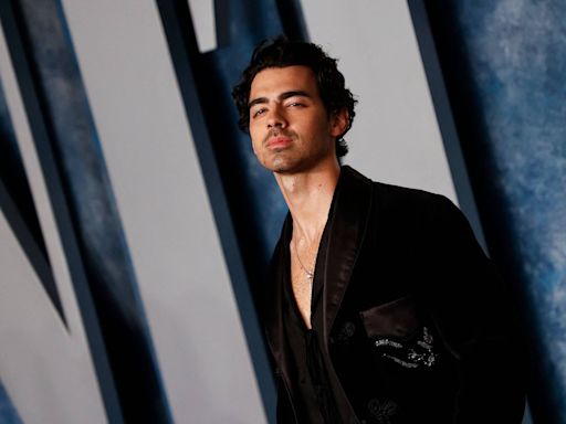 Joe Jonas aproveita praia na Grécia em clima de romance com atriz libanesa