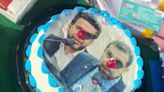 Rachadinha: denunciantes distribuem bolo com rosto de Janones e Boulos