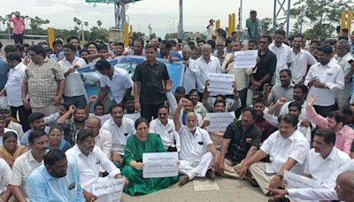 Protest against tollgate between Vizianagaram-Visakhapatnam