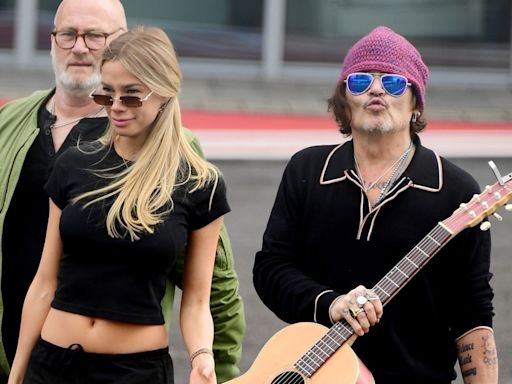 Johnny Depp está namorando esteticista russa de 28 anos; saiba mais