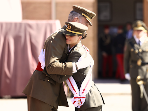 Princesa Leonor rompe protocolo: abraza al rey Felipe VI en evento militar