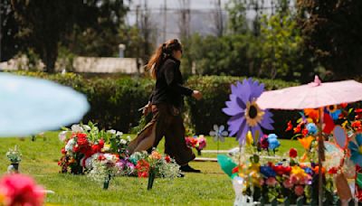 Más de 180 mil personas acudirán a los cementerios por el Día de la Madre en la RM: visitas superan al Día de Todos lo Santos - La Tercera