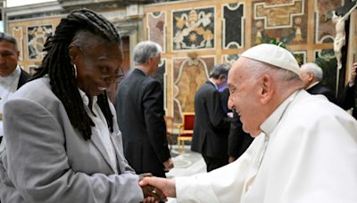 El papa bromea con un grupo de actores y humoristas de todo el mundo