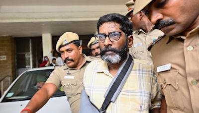 Flinging of broomsticks on ‘Savukku’ Shankar | Plea in Madras HC insists on a judicial inquiry