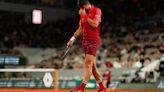 Djokovic caminó por la cornisa en Roland Garros, pero ganó un maratónico partido que finalizó a las 3 de la mañana y quedó en la historia