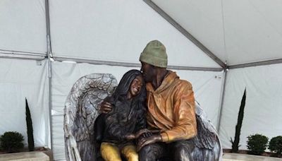 Los Lakers colocan una estatua de Kobe Bryant junto a su hija en su estadio