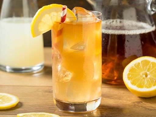 Make A Batch Of Spiked Arnold Palmers For The Easiest Crowd-Pleasing Cocktail