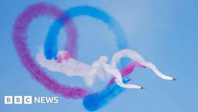 Red Arrows display tops Blackpool's weekend of aerobatics