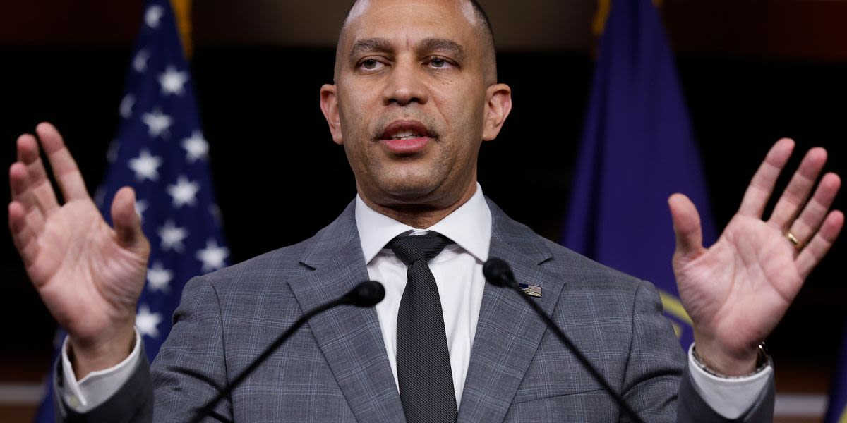 Hakeem Jeffries Calls Out Samuel Alito For 'Sympathizing' With Jan. 6 Rioters