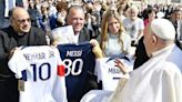 Neymar, Messi e Mbappé: Papa Francisco abençoa camisas doadas a leilão para o RS