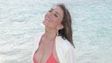 Elizabeth Hurley posa musa em dia de praia: "Mais um dia no paraíso"