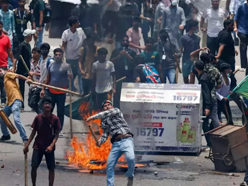 Bangladesh clashes: Police detain all student union members during solidarity march in Kolkata | India News - Times of India