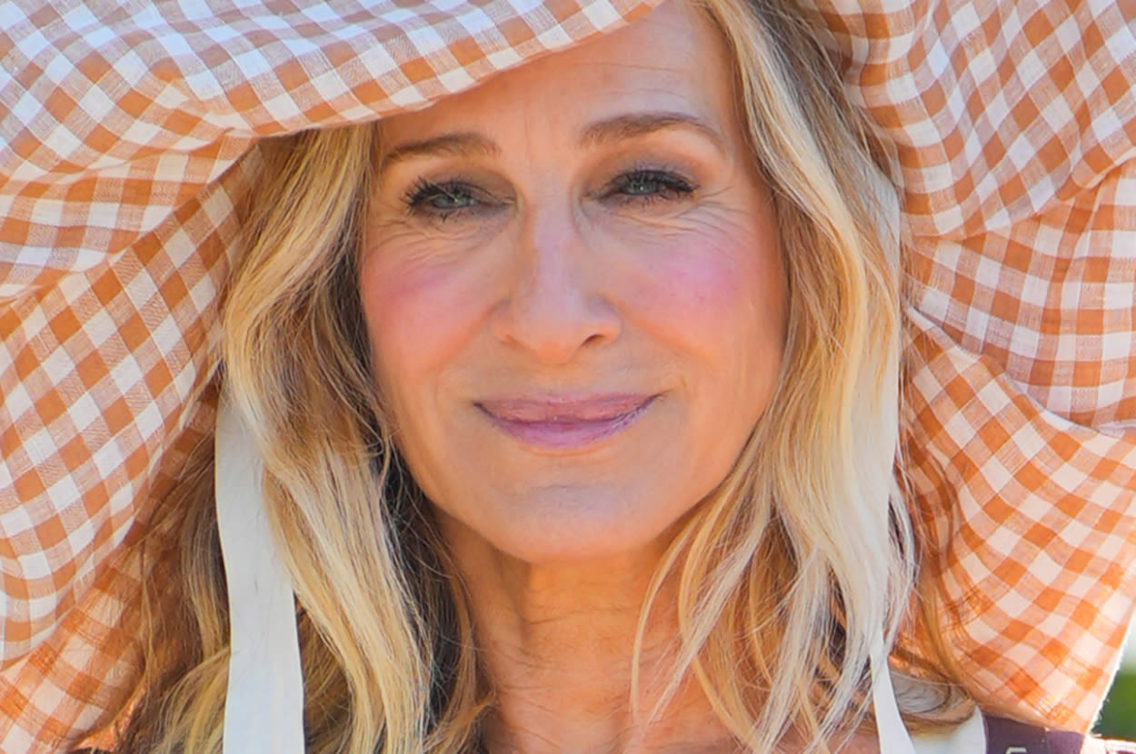 Sarah Jessica Parker's Weird Hat Is Going Viral