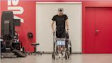 Un hombre con paraplejia vuelve a caminar gracias a la tecnología