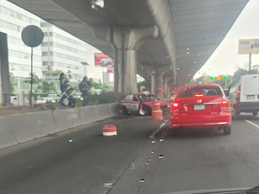 Taxi chocado y abandonado provoca caos en Periférico Norte entre CDMX y Edomex