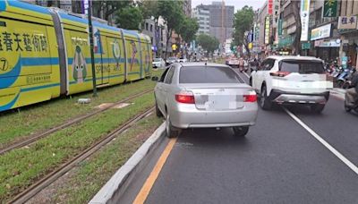 轎車闖進高雄輕軌路線！駕駛酒測值嚴重超標 - 社會