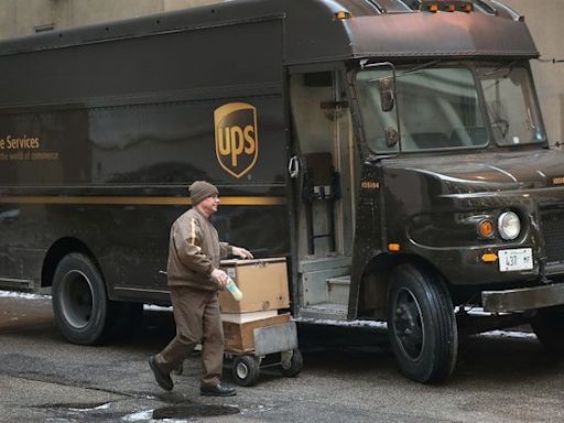 États-Unis : un livreur d’UPS tue une chienne en jetant un colis de 25 kg par-dessus le portail