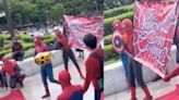 Joven se disfraza de Spider-Man y le pide matrimonio a novia junto a otros 'Hombre Araña'