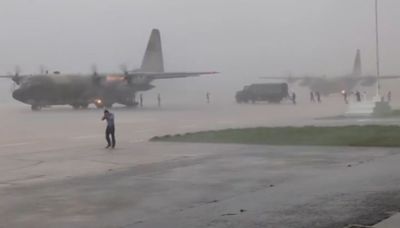 史上最大疏運！國軍6架C-130運輸機「大象走路」冒雨搶運上千人｜壹蘋新聞網