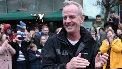 See Fatboy Slim rehearsing bass in a hotel bedroom ahead of his Housemartins Glastonbury reunion