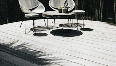 3 astuces de grand-mère pour enlever la mousse verte sur une terrasse en bois